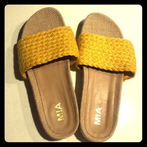 Like New Mia Yellow Slides. Beachy, sz10!